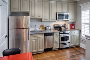 Fridge, microwave, oven, stovetop - Liberty Street Redbrick Carriage House (Savannah)