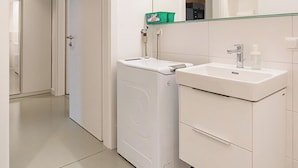 Apartment (1) | Bathroom | Shower, towels - Vorgarten Apartments with Aircondition (Vienna)