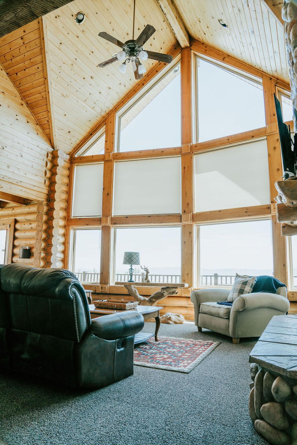 Lakefront property close to the marina! Perfect for families!