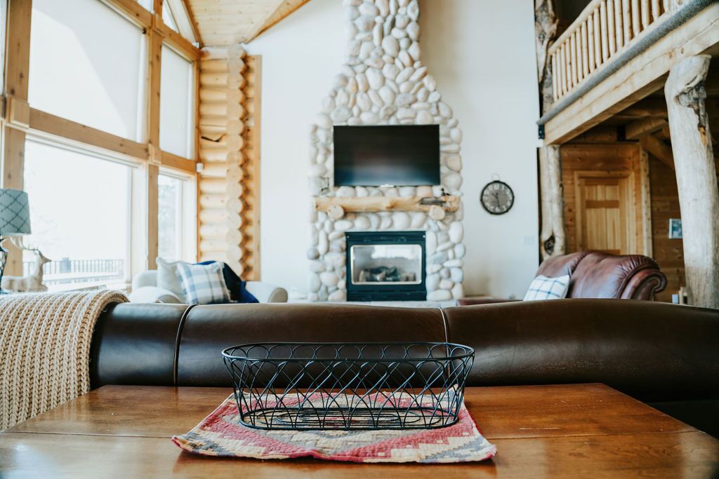 Lakefront property close to the marina! Perfect for families!