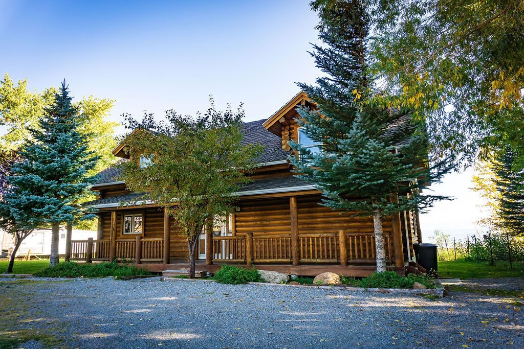 Lakefront property close to the marina! Perfect for families!