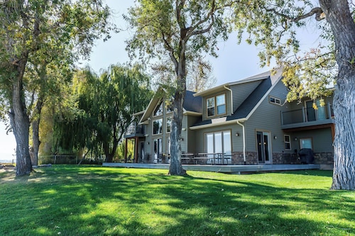 LAKEFRONT Spinnaker Point | Private Dock & Beach Access | 6BR Sleeps 28 | Theater Room