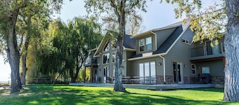 LAKEFRONT Spinnaker Point | Private Dock & Beach Access | 6BR Sleeps 28 | Theater Room