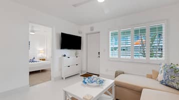 Escritorio, tabla de planchar con plancha, wifi gratis y ropa de cama