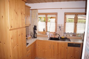 Een vaatwasser, een koffiezetapparaat/waterkoker, een broodrooster