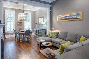 Una Smart TV, una chimenea, una pantalla de ordenador, una impresora