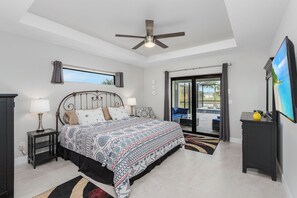 3 bedrooms, desk, iron/ironing board, free WiFi - Salt water pool home with hot tub on fresh water canal and 40 foot pier 🌴 (Cape Coral)