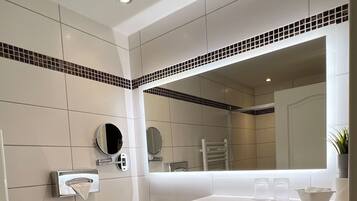 Basic-Doppelzimmer | Badezimmer | Badewanne und Dusche (separat), Whirlpool, kostenlose Toilettenartikel