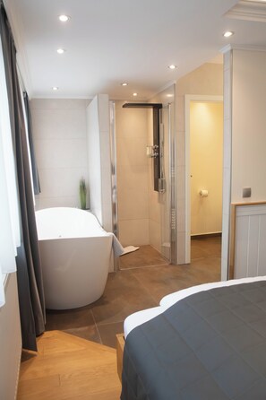 小型开间套房 | 办公桌、笔记本电脑工作区、免费 WiFi、床单