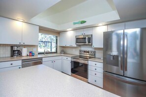 Réfrigérateur, four à micro-ondes, un four, surface de cuisson