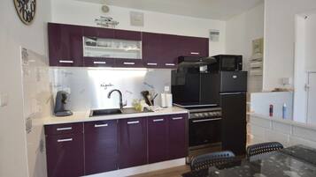 Coffee/tea maker, fridge, microwave, oven