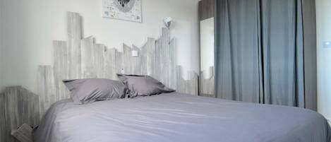 1 bedroom, bed sheets