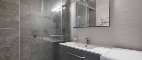 Douche, serviettes fournies