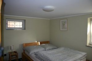 2 soverom, skrivebord, strykejern/-brett og reiseseng for barn