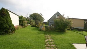 A well-maintained garden with a paved path leading to a house. - Quartier78 - Welcome to friends in Mittweida  (Mittweida)