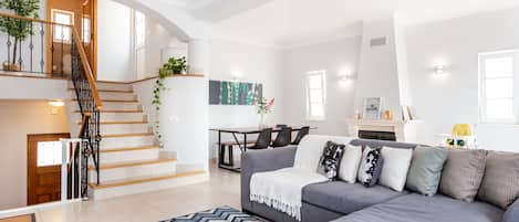 Fernseher, Kamin, Stereoanlage