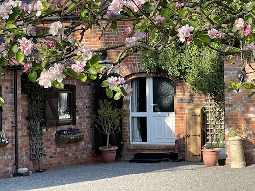 2-bed 18th Century Barn - Sleeps 6 - Pet Friendly