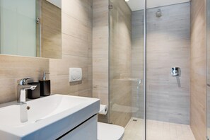 Dusche, Haartrockner, Handtücher, Seife