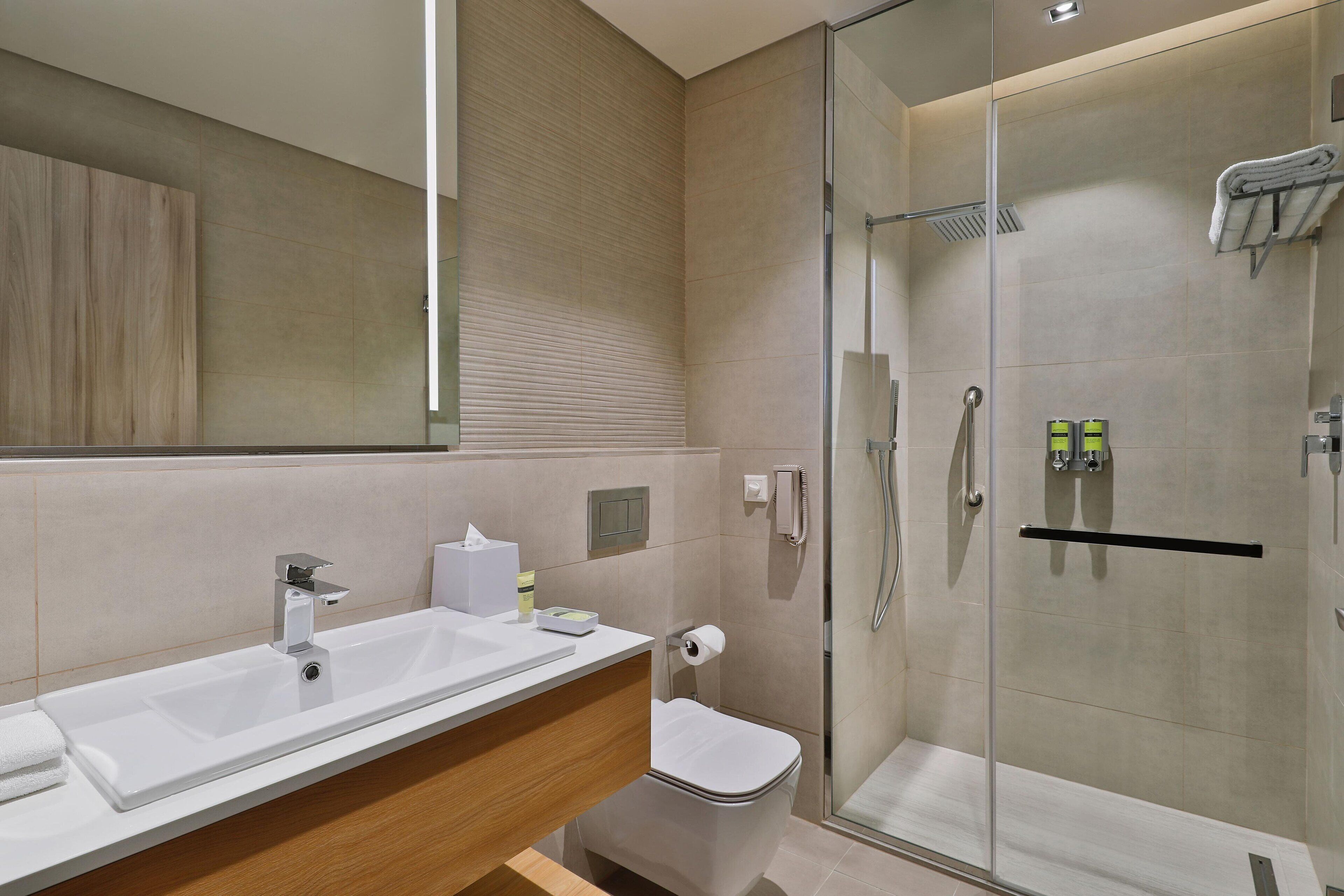 combined shower/bathtub, rainfall showerhead, free toiletries