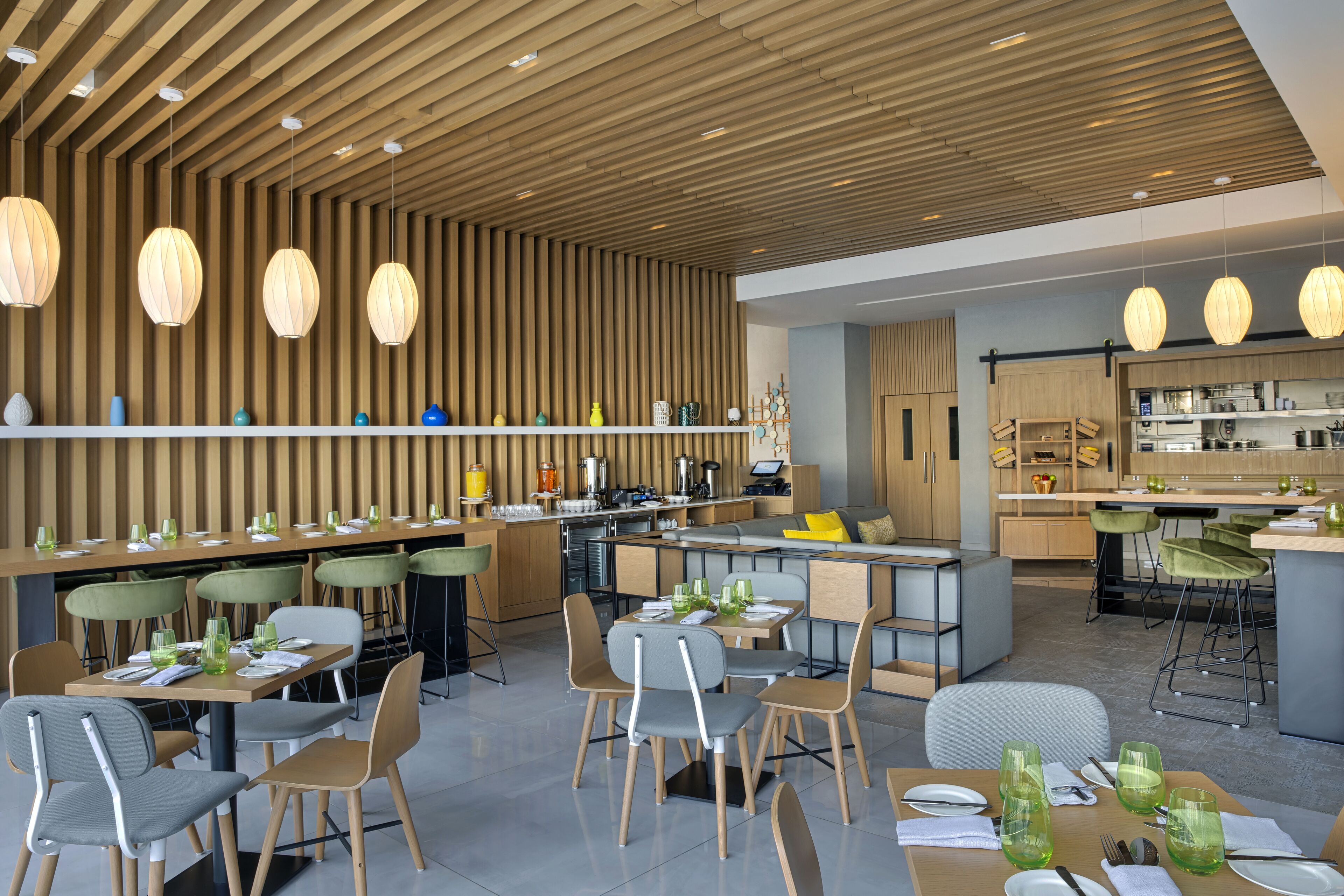 breakfast, lunch, dinner served; international cuisine