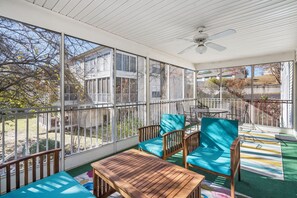 Outdoor dining - Golf Condo, Sleeps 6, Play a Round of Golf On-Site! Ticket Deals! (Branson)