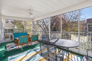 Outdoor dining - Golf Condo, Sleeps 6, Play a Round of Golf On-Site! Ticket Deals! (Branson)