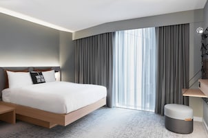 Habitación, 1 cama de matrimonio | Escritorio, espacio para trabajar con un portátil, cortinas opacas