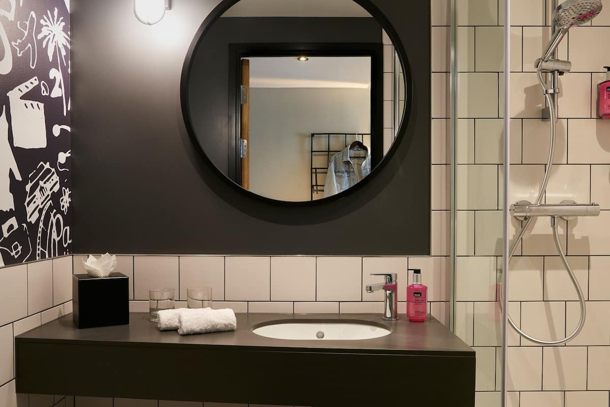 shower, free toiletries, hair dryer, towels