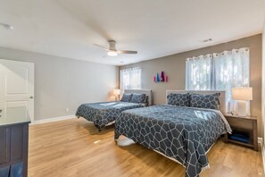 3 bedrooms, iron/ironing board, free WiFi, bed sheets - Close to Downtown, Modern 3 BR w/Driveway (Atlanta)