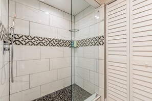 Combined shower/bathtub, hair dryer, towels - Close to Downtown, Modern 3 BR w/Driveway (Atlanta)