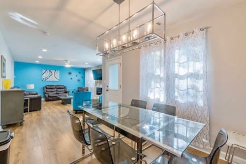 Close to Downtown, Modern 3 BR w/Driveway