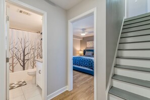 3 bedrooms, iron/ironing board, free WiFi, bed sheets - Close to Downtown, Modern 3 BR w/Driveway (Atlanta)