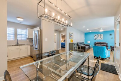 Close to Downtown, Modern 3 BR w/Driveway