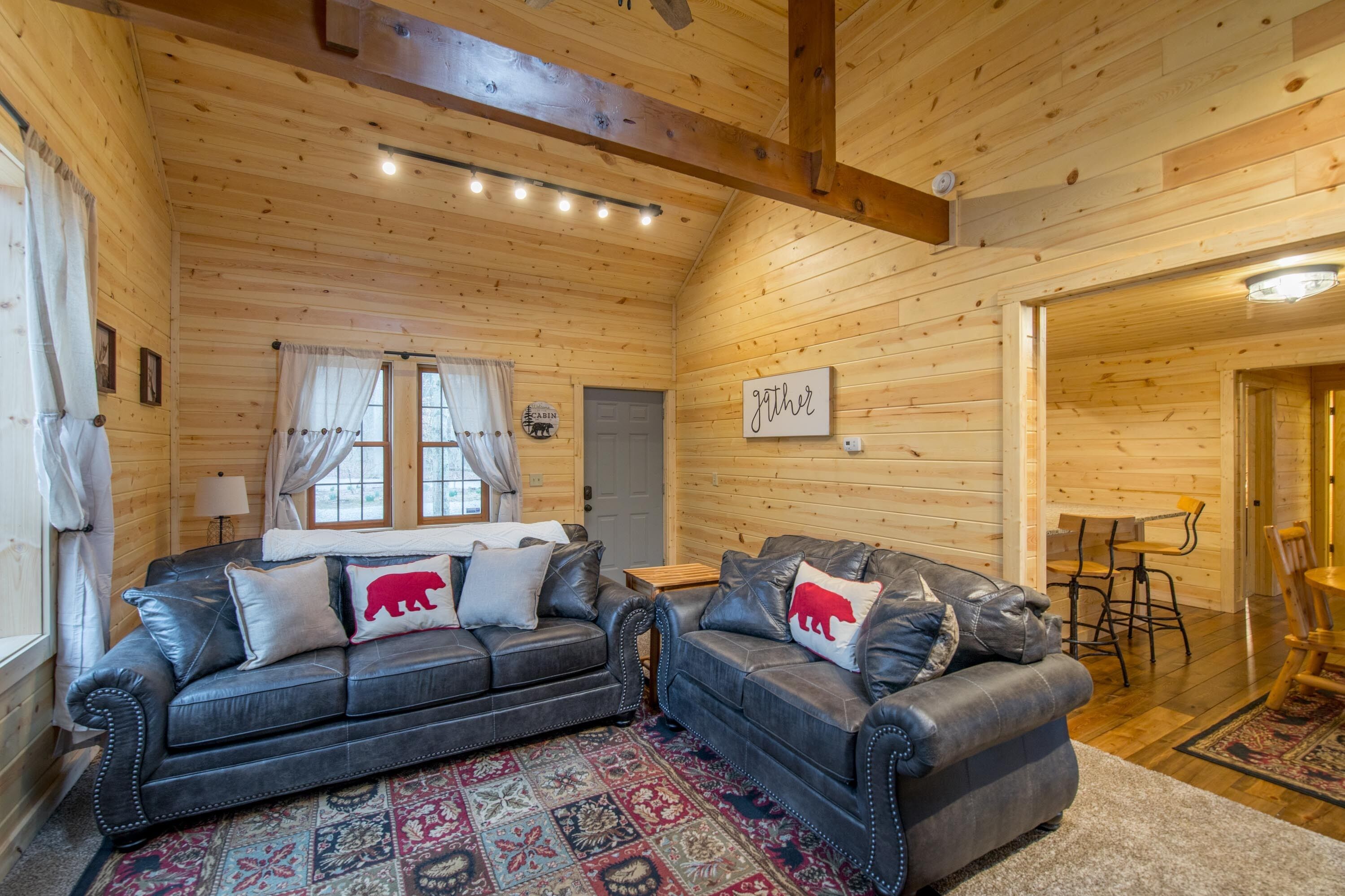 Hideaway Cabin- Totally remodeled, pet friendly, private Hocking Hills cabin!