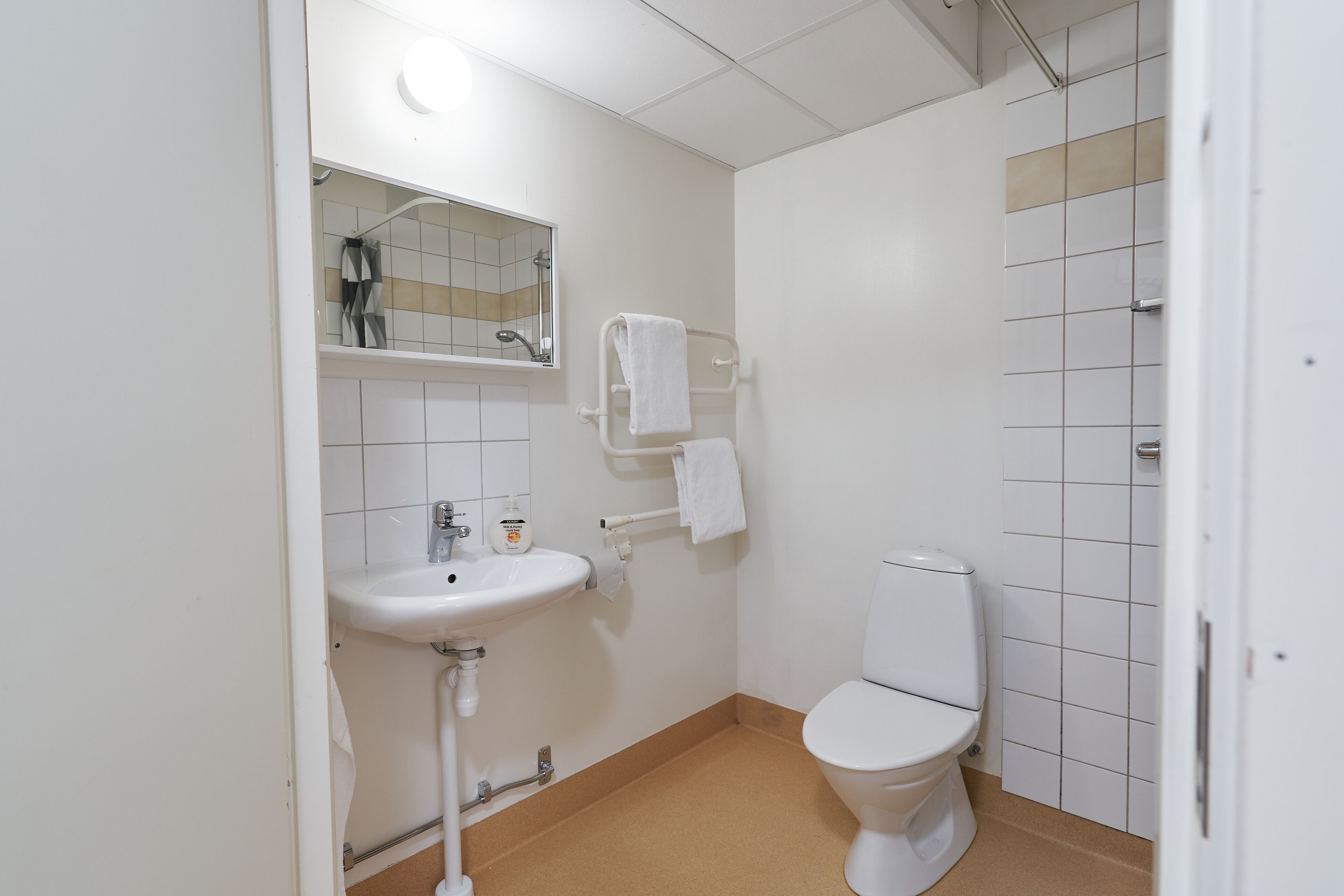 Studio - 2 enkelsängar | Badrum | Dusch, hårtork, handdukar och toalettpapper