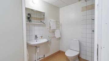 Studio - 2 enkelsängar | Badrum | Dusch, hårtork, handdukar och toalettpapper