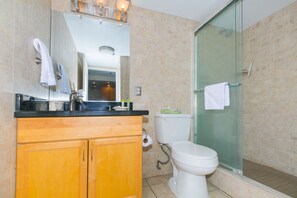 Douche, sèche-cheveux, serviettes fournies