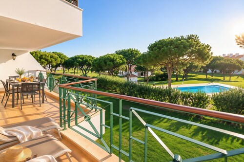 Vila Sol: Nice apartment with large south-facing terrace and view of own park