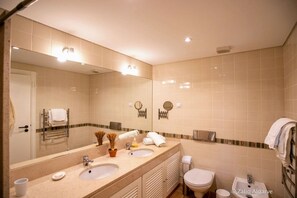 Combined shower/bathtub, hair dryer, bidet, towels