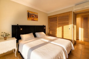3 bedrooms, travel cot, WiFi, bed sheets