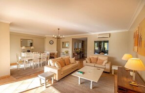 Smart TV - Vila Sol: Nice apartment with large south-facing terrace and view of own park (Quarteira)