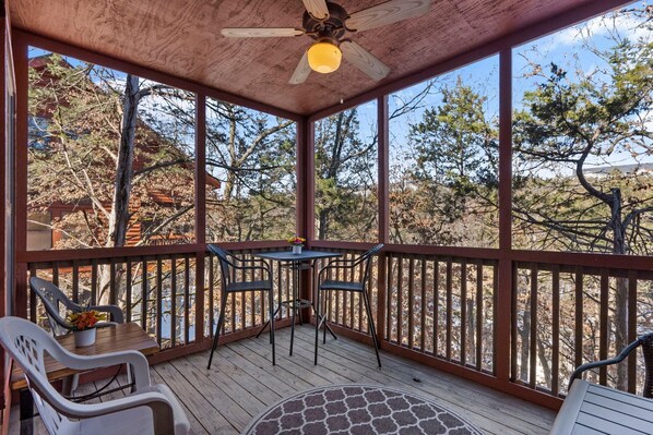 Outdoor dining - Spacious 4 BD Cabin at Thousand Hills Golf Resort in Branson, MO - Perfect for Family Getaways! (Branson)