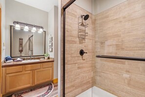 Combined shower/tub, jetted tub, hair dryer, towels