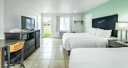 Everglades City Motel - Queen Room, 2 Beds, Kitchenette and Back Door