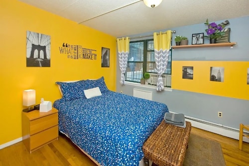 Royal Harlem TRIPLEX Home 5 Beds