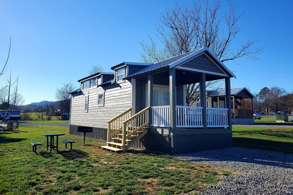 Southern Comfort: 1 BR, 1 BA Cottage in Sevierville, Sleeps 6