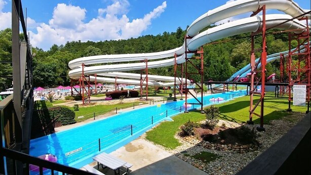 Ein Wasserpark mit mehreren Wasserrutschen und einem Schwimmbecken.