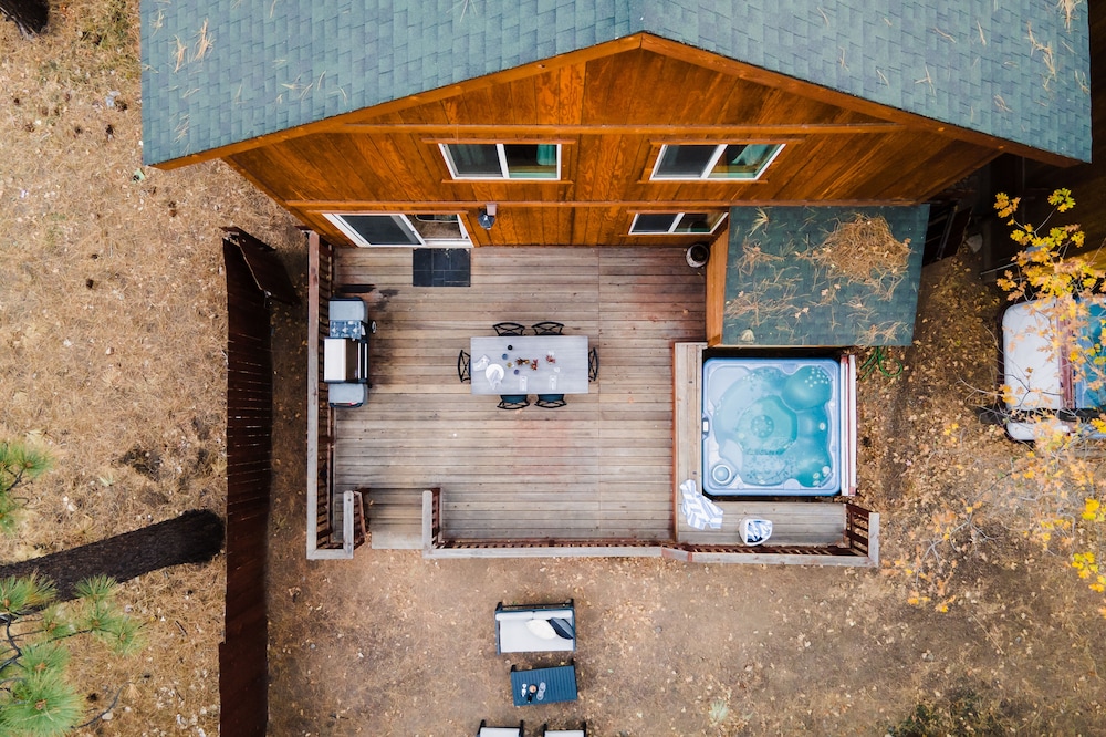 Jumper By AvantStay | Serene Stylish Cabin w/ Hot Tub