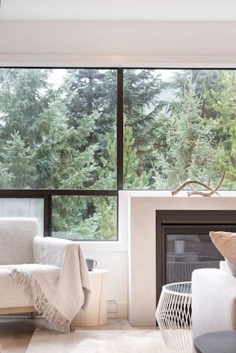 Luxury 3BR/2BA Creekside: Hot tub, A/C, Secure Bike Storage, Mountain Views