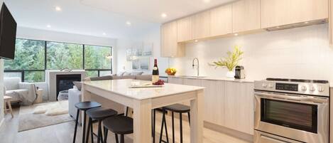 Kühlschrank, Mikrowelle, Ofen, Herdplatte